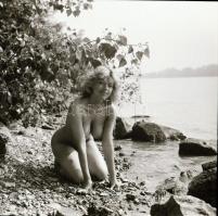 cca 1985 Kellemes órák hozadéka, szolidan erotikus felvételek, 7 db vintage negatív + 10 db vintage ...