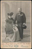 1905 nemes Nemzetes Miskey Károly és felesége, Anton Wildt Budweis műterméből, kitüntetésekkel, díszes hátoldalú kartonra kasírozva, 14x10 cm