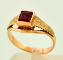 Arany (Au) 14K gyűrű szintetikus rubinnal, jelzett, méret: 56, bruttó: 3,1 g