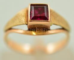 Arany (Au) 14K gyűrű szintetikus rubinnal, jelzett, méret: 56, bruttó: 3,1 g