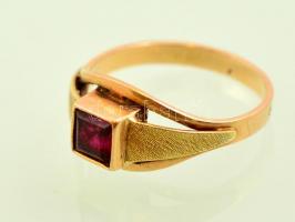 Arany (Au) 14K gyűrű szintetikus rubinnal, jelzett, méret: 56, bruttó: 3,1 g