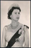 cca 1950-1960 II. Erzsébet brit királynő fotója, 14x9 cm / Queen Elisabeth II, photo, 14x9 cm