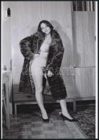 cca 1981 Emlékek között, szolidan erotikus felvételek, 8 db vintage negatív + 9 db vintage fotó és/v...