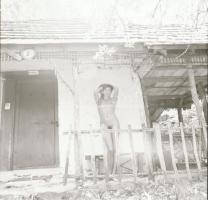 cca 1986 Az élet szép, ha azzá tesszük, szolidan erotikus felvételek, 7 db vintage negatív + 11 db v...