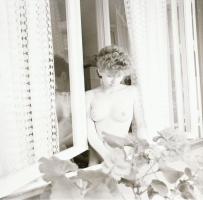 cca 1986 Az élet szép, ha azzá tesszük, szolidan erotikus felvételek, 7 db vintage negatív + 11 db v...