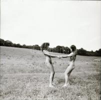 cca 1975 Naturista életmód, szolidan erotikus felvételek, 7 db vintage negatív + 8 db vintage fotó é...