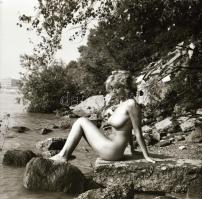 cca 1975 Naturista életmód, szolidan erotikus felvételek, 7 db vintage negatív + 8 db vintage fotó é...