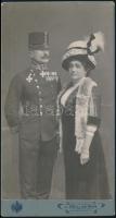 cca 1910 Osztrák-magyar ezredes és felesége, műtermi fotó, L. Grillich bécsi műterméből, kartonra kasírozva, 19x11 cm