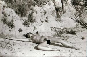 cca 1988 Szolidan erotikus felvételek, 8 db vintage negatív + 9 db vintage fotó és/vagy mai nagyítás, a negatívok és a papírképek között nincs összefüggés, 24x36 mm és 24x16 cm között