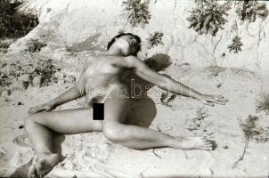 cca 1988 Szolidan erotikus felvételek, 8 db vintage negatív + 9 db vintage fotó és/vagy mai nagyítás...