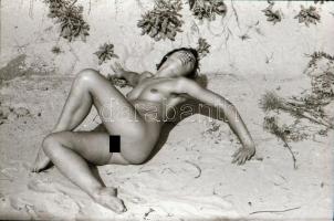 cca 1988 Szolidan erotikus felvételek, 8 db vintage negatív + 9 db vintage fotó és/vagy mai nagyítás...