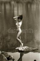 cca 1981 Sellők a kamera előtt, szolidan erotikus felvételek, 6 db vintage negatív + 9 db vintage fo...