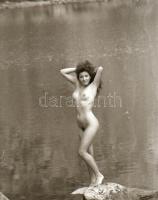 cca 1981 Sellők a kamera előtt, szolidan erotikus felvételek, 6 db vintage negatív + 9 db vintage fo...