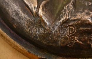 PI (Paulikovics Iván?) jelzéssel: A család. Bronz relief fa talapzaton 17 cm