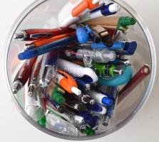 50 db különféle golyóstoll, műanyag dobozban