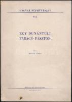 Manga János : Egy dunántúli faragó pásztor. Magyar Népművészet. XVI. Bp., 1954, Művelt Nép Könyvkiadó, 32 p.+XXIV t.(Fekete-fehér fotókkal illusztrált.) Kiadói papírkötés, kis folttal. Megjelent 3000 példányban.