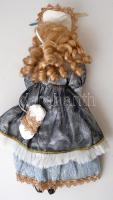 Festett porcelán fejű baba, jelzés nélkül, jó állapotban, m: 44 cm