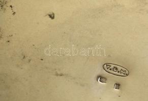 Jelzett (V.D.M.) ezüstözött ékszertartó, belül plüss borítással, d:11 cm