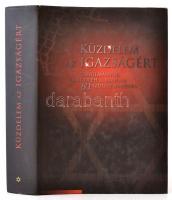 Karsai László-Molnár Judit: Küzdelem az igazságért: Tanulmányok Randolph L. Braham 80. születésnapjára Bp., 2002. Mazsihisz. Kiadói kartonálásban papír védőborítóval  785p.