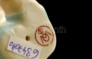 Metzler & Ortloff kisfiú almával, kézzel festett, jelzett, hibátlan, m:8 cm