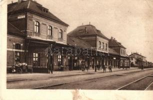 Lipótvár, Újvároska, Leopoldov; Nadrazie / Bahnhof / vasútállomás, létra, vasutasok / railway station, ladder, railwaymen (EB)