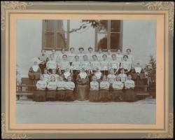 cca 1910-1921 Iskolai csoportképek, 2 db kartonra kasírozott fotó, 10×15 és 16×22 cm