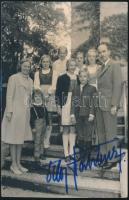 cca 1960-1970 Habsburg Ottó (1912-2011) aláírása egy őt és családját ábrázoló képeslapon, 14x9 cm