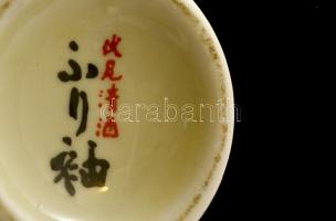 Kisméretű japán váza, kézzel festett, jelzett, apró kopásokkal, m: 12,5 cm