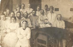 Első világháborús tábori kórház katonákkal és ápolónőkkel / WWI K.u.k. military hospital with soldiers, nurses, group photo (EB)
