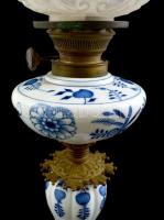 cca 1900 Meissen hagyma mintás petróleumlámpa fém szerelékekkel, kézzel festett, jelzett, hiányos sz...