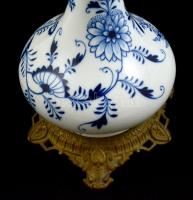 cca 1900 Meissen hagyma mintás petróleumlámpa fém szerelékekkel, kézzel festett, jelzett, hiányos sz...