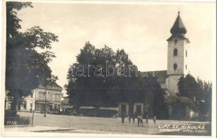 Liptószentmiklós, Liptovsky Mikulás; Namestie, Katol. Kostol / utcakép, Római katolikus templom, J. Belnay üzlete / street view, Catholic church, shops