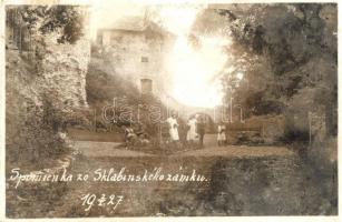 1927 Szklabinyaváralja, Sklabinsky Podzámok; Spomienka zo Sklabinského zámku (Sklabinsky hrad) / emlék Szklabinya várából, hölgyek / castle, ladies. Jan Vyvozil photo (kis szakadás / small tear)