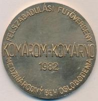 1982. "Felszabadulási Futóverseny Komárom 1982" fém emlékérem (70mm) T:2