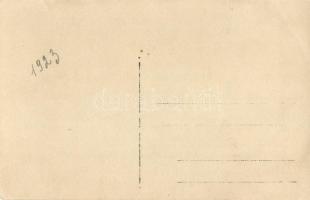 1923 Trencsén, Trencín; családi fotó, háttérben a vár, Berta és Kovács üzlete / family portrait with...