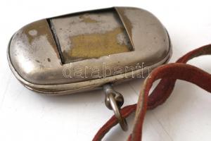 Régi fém aprópénz tartó, bélyegtartóval, bőr szíjon, a bélyegtartó fedélrész sérült, kijár, kopott, ...