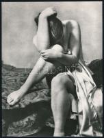 cca 1967 Alois Zych (1874-1943): Női akt, fotó az Akt v české fotografii albumból, hátulján feliratozva, 17×12,5 cm