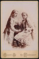 cca 1890 Hölgydivat. 3 db keményhátú fotó 11x21 cm