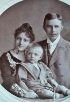 cca 1880-1929 Vegyes fotó tétel, 7 db, egy üvegezett fa keretben, közte egy Mai és Társa hölgyportré...