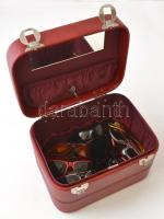 Piros műbőr kulcsos koffer, kulccsal, jó állapotban, benne 12 db napszemüveg, közte 4 db sport napszemüveg