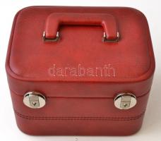 Piros  műbőr kulcsos koffer, kulccsal, jó állapotban, benne 12 db napszemüveg, közte 4 db sport naps...