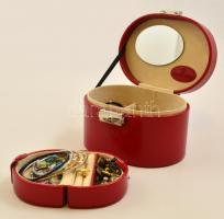 Windrose piros bőr bizsutartó mini bőrönd, benne ékszerekkel (3 nyaklánc, 3 pár fülbevaló, 4 karkötő, 4 bross), 15×10,5×9,5 cm