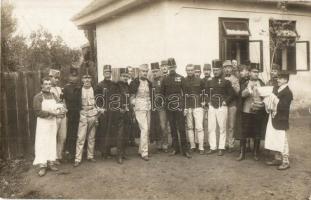 1909 Aszód, tűzoltók a befejezett gyakorlat után, csoportkép. photo (EK)