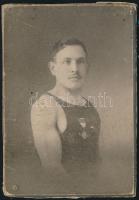 1909 Horváth Barnabás birkózó, keményhátú fotó, hátoldalon feliratozva, 9,5×6,5 cm