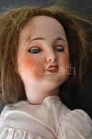 cca 1910 Jelzett (Unis France) festett porcelán fejű baba, mozgatható végtagokkal, piszkos, m: 55 cm