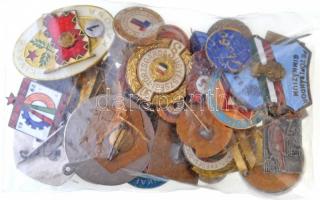 38db-os vegyes magyar jelvény és kitűző tétel főleg a szocialista időszakból T:vegyes