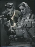 Sziklai Dezső(1910-1997): Fiatal gépmunkások, 2 db szocreál fotó, feliratozva, 17×23 cm