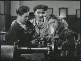 Sziklai Dezső(1910-1997): Fiatal gépmunkások, 2 db szocreál fotó, feliratozva, 17×23 cm