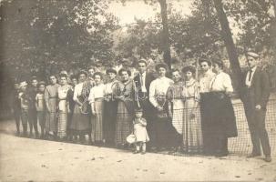 1908 Székesfehérvár, teniszezők csoportképe a teniszpályán, sport. photo (EK)