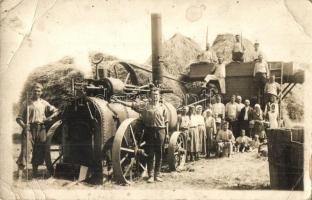 1940 Mezőszakadát, Sacadat; cséplőgép a cséplőbandával, munkások, folklór, gőzgép / steam treshing machine with workers, folklore. photo (EB)
